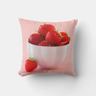 Verse rode aardbeien in witte kom roze zomer kussen
