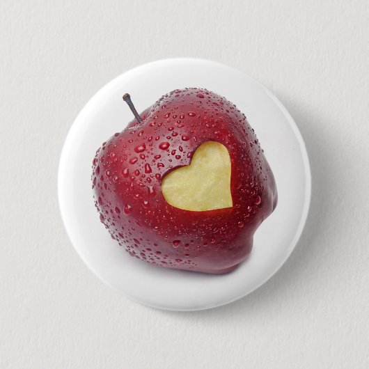 Verse rode appel met een hartvormig symbool ronde button 5,7 cm (Voorkant)