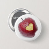 Verse rode appel met een hartvormig symbool ronde button 5,7 cm (Voorkant /achterkant)