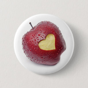 Verse rode appel met een hartvormig symbool ronde button 5,7 cm