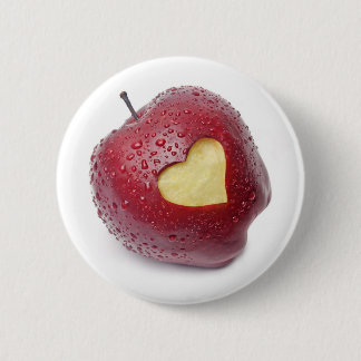 Verse rode appel met een hartvormig symbool ronde button 5,7 cm