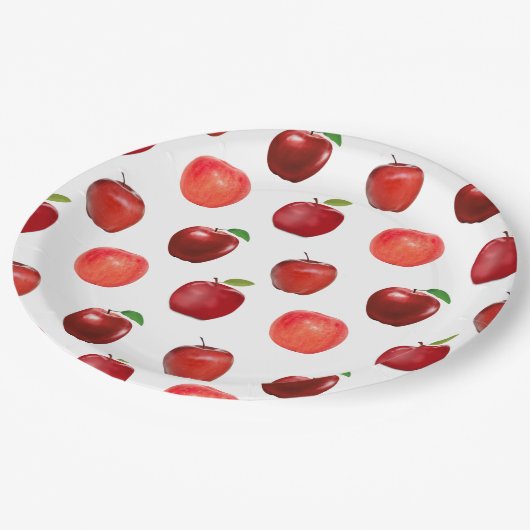 Verse rode appels op wit papieren bordje (Gekanteld)