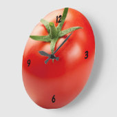 verse rode tomaat, geïsoleerd op witte achtergrond grote klok (Hoek)