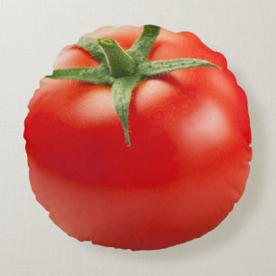 verse rode tomaat, geïsoleerd op witte achtergrond rond kussen