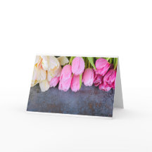 Verse roze tulpen op grijze stenen achtergrond