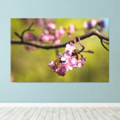 Verse Sakurabloemen tegen een groene achtergrond Canvas Afdruk (Insitu (Houten vloer))