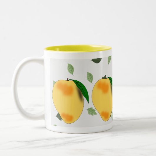 Verse sappige gele mango met groene bladeren tweekleurige koffiemok (Links)
