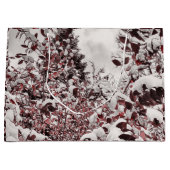 verse sneeuw op rode bladeren groot cadeauzakje (Voorkant)