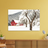 Verse sneeuw op rode schuur canvas afdruk (Insitu (Woonkamer))