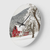 Verse sneeuw op rode schuur grote klok (Hoek)
