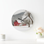 Verse sneeuw op rode schuur grote klok (Huis)