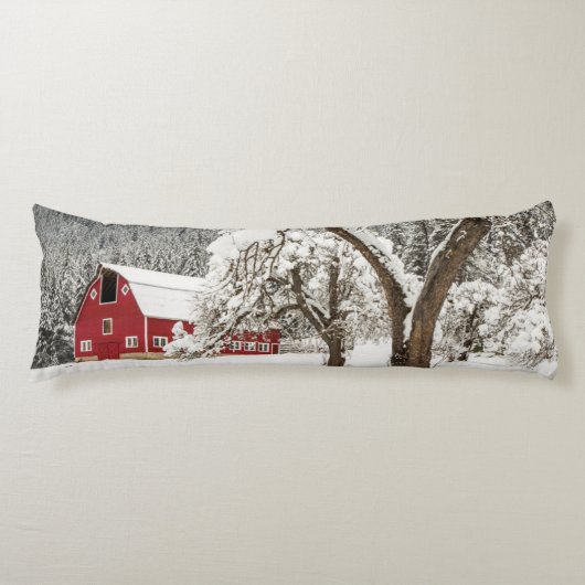 Verse sneeuw op rode schuur lichaamskussen (Voorkant)