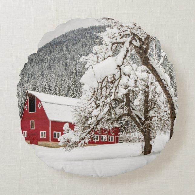 Verse sneeuw op rode schuur rond kussen (Voorkant)