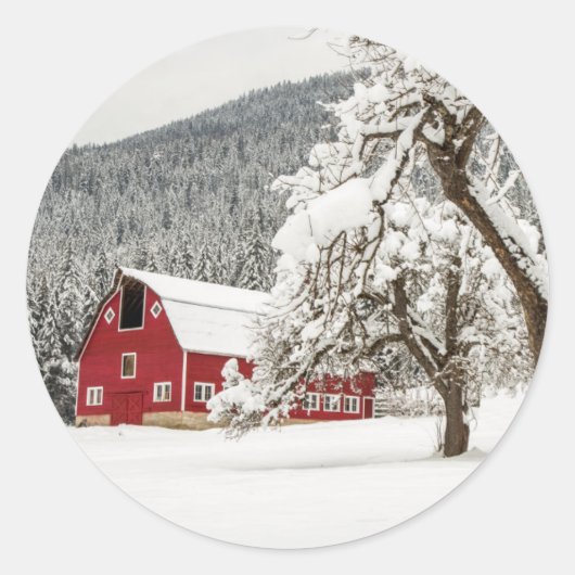 Verse sneeuw op rode schuur ronde sticker (Voorkant)