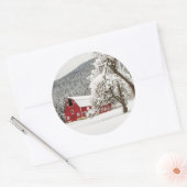 Verse sneeuw op rode schuur ronde sticker (Envelop)