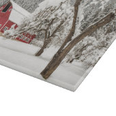 Verse sneeuw op rode schuur snijplank (Hoek)