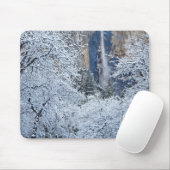 Verse sneeuwval in de bomen onder Bridalveil Muismat (Met muis)
