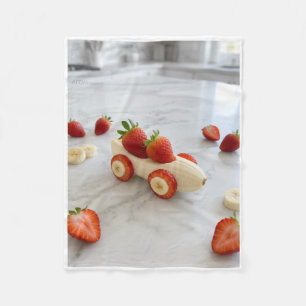Verse Speelgoedautootje met Verse Aardbei op Tafel Fleece Deken