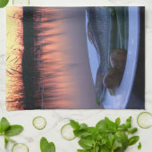 Verse vis op een bord met groenten theedoek (Gevouwen)