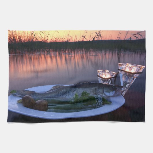 Verse vis op een bord met groenten theedoek (Horizontaal)