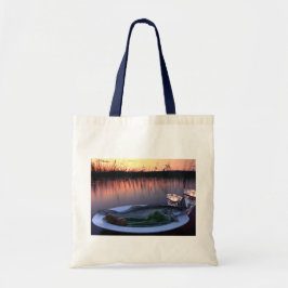 Verse vis op een bord met groenten tote bag