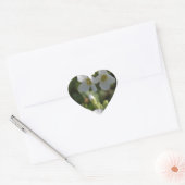 Verse witte zomertuinbloemen en groene bladeren hart sticker (Envelop)