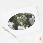 Verse witte zomertuinbloemen en groene bladeren ovale sticker (Envelop)