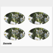 Verse witte zomertuinbloemen en groene bladeren ovale sticker (Vel)
