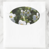 Verse witte zomertuinbloemen en groene bladeren ovale sticker (Tas)