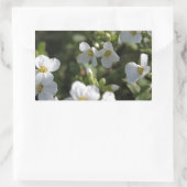 Verse witte zomertuinbloemen en groene bladeren rechthoekige sticker (Tas)