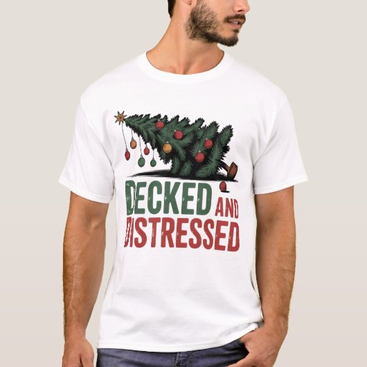 Versierd en Wanhopig | Grappige Gevallen Kerstboom T-shirt (Voorkant)