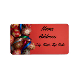 Versierde eieren op een rode achtergrond etiket