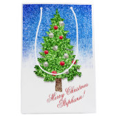 Versierde kerstboom in de sneeuw aangepaste tekst medium cadeauzakje (Voorkant)