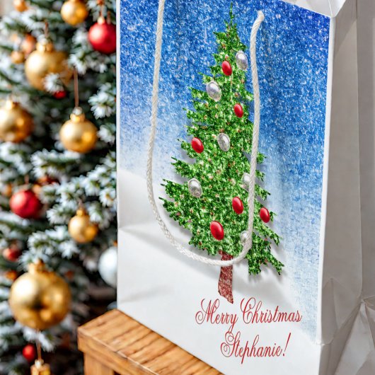 Versierde kerstboom in de sneeuw aangepaste tekst medium cadeauzakje