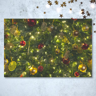 versierde kerstboom rood groen goud tissuepapier