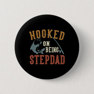 Verslaafd aan het zijn van Stepdad Vaderdag Gevist Ronde Button 5,7 Cm