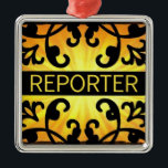 Verslaggever Damask Christmas Ornament<br><div class="desc">Deze trendy zonneschijn damast kerstversiering is perfect voor elke verslaggever,  elegant en zeker opgemerkt.</div>