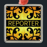 Verslaggever Damask Christmas Ornament<br><div class="desc">Deze trendy zonneschijn damast kerstversiering is perfect voor elke verslaggever,  elegant en zeker opgemerkt.</div>