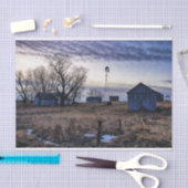 Versleten Grijze Schuren in een Bruin Grasveld Tissuepapier (Craft)