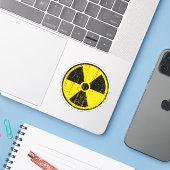 Versleten, verdrietige nucleaire stralingssymbool  sticker (Laptop met iPhone)