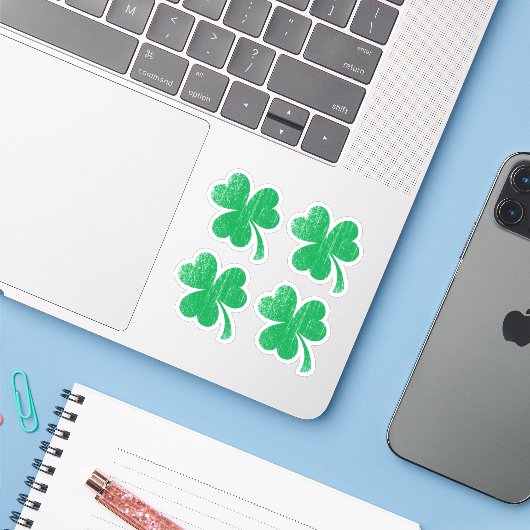 Versleten verf shamrock St Patrick's day Sticker (Laptop met iPhone)