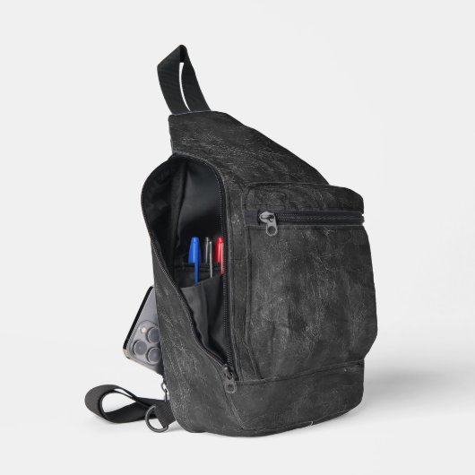 versleten zwart lederen textuur sling bag (Open)