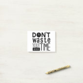 Verspil uw tijd geen typografie Citaat Post-it® Notes (Op bureau)