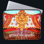 Verspreid de gouden gelaatscarrouselfoto van de sp laptop sleeve<br><div class="desc">"Verspreid de vonk". Je voelt de oom-pa-pa muziek, crashende symbolen en de up & down en round & round beweging van de draaimolen bijna wanneer je deze gouden en rode carrousel gezichtsmallion close-up foto neopreen laptophoes gebruikt. Deze laptophoes is verkrijgbaar in drie formaten: 15, 13 en 10 inch. Maakt een...</div>