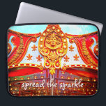 Verspreid de gouden gelaatscarrouselfoto van de sp laptop sleeve<br><div class="desc">"Verspreid de vonk". Je voelt de oom-pa-pa muziek, crashende symbolen en de up & down en round & round beweging van de draaimolen bijna wanneer je deze gouden en rode carrousel gezichtsmallion close-up foto neopreen laptophoes gebruikt. Deze laptophoes is verkrijgbaar in drie formaten: 15, 13 en 10 inch. Maakt een...</div>