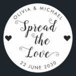 Verspreid de Liefde Trouwfeest Jam Jelly Jar Favor Ronde Sticker<br><div class="desc">Een Classic Black Wedding Jam Jelly Jar Favor Label Sticker met "Spread the Love" in een rustieke,  moderne lettertype kalligrafie en hartaccenten. U kunt het gemakkelijk personaliseren met uw namen en trouwdatum.</div>