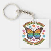 Verspreid overal liefde – Regenboogvlinderquote – Sleutelhanger (voorkant)