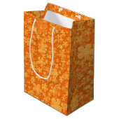 Verspreide bloemen, lichte Oranje-GIFT BAG M Medium Cadeauzakje (Voorkant Gekanteld)