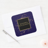 Verspreide Faux Gold Confetti op Modern Blue Vierkante Sticker (Envelop)