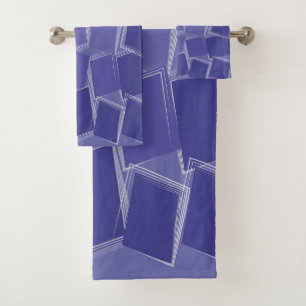 Verspreide paarse schoppen bad handdoek